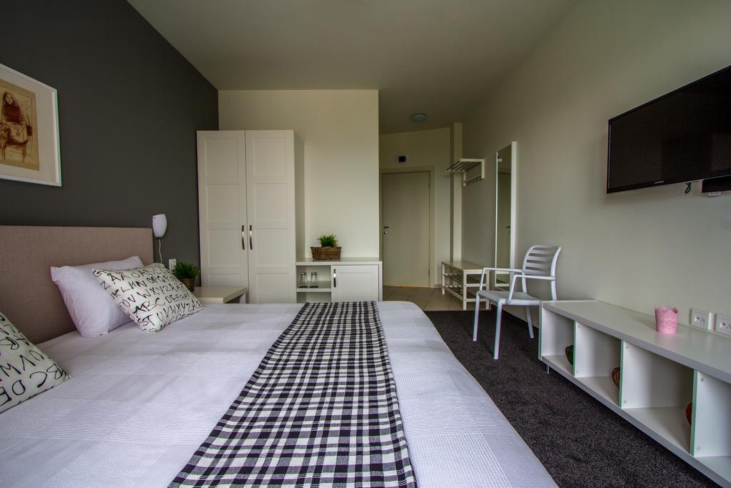 Family Hotel Friends Villa Enchets Room photo