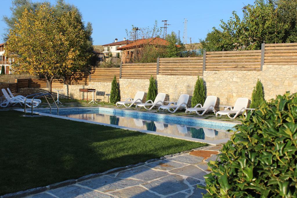 Family Hotel Friends Villa Enchets Exterior photo