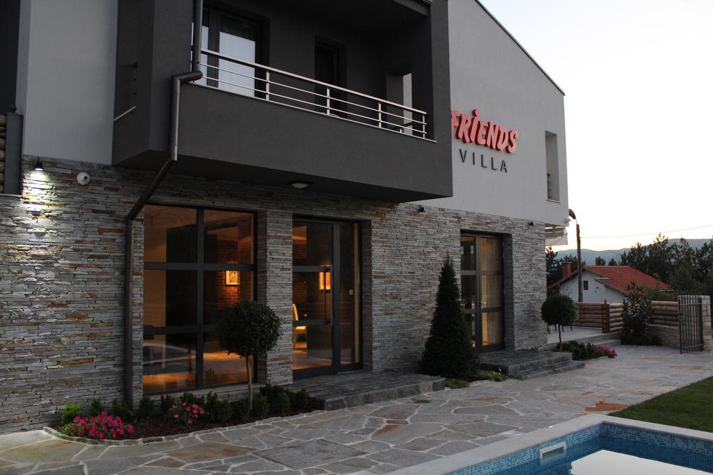 Family Hotel Friends Villa Enchets Exterior photo