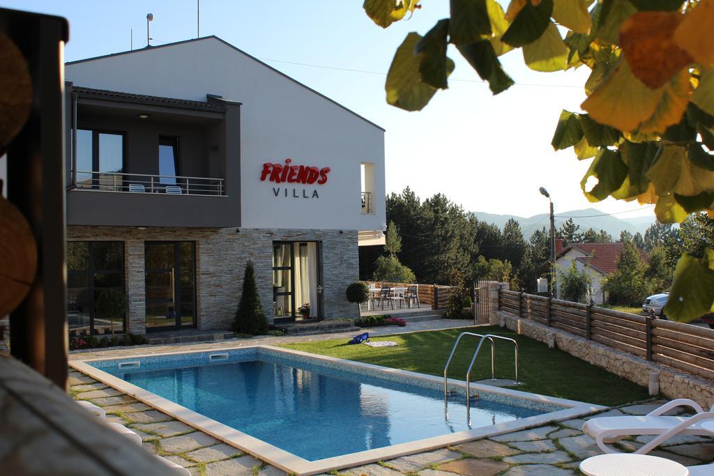 Family Hotel Friends Villa Enchets Exterior photo