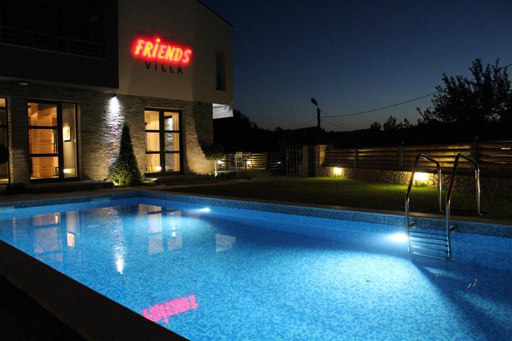 Family Hotel Friends Villa Enchets Exterior photo