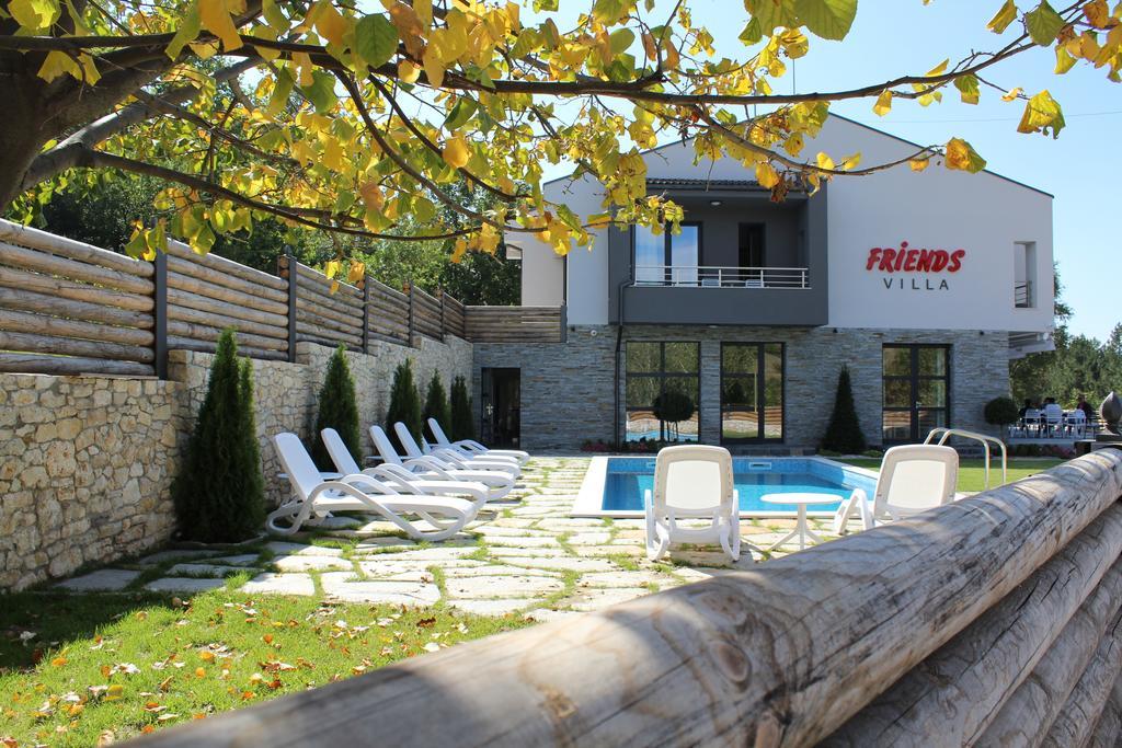 Family Hotel Friends Villa Enchets Exterior photo